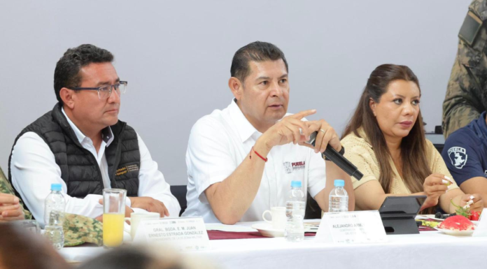 Armenta entrega apoyos y promueve obras en Acatlán de Osorio