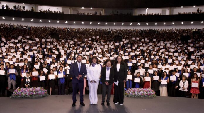 Lilia Cedillo encabeza graduación de la prepa Alfonso Calderón