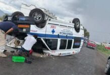Ambulancia vuelca en carretera Tecamachalco–Cañada de Morelos