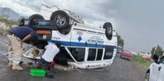Ambulancia vuelca en carretera Tecamachalco–Cañada de Morelos