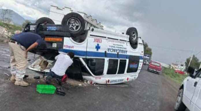 Ambulancia vuelca en carretera Tecamachalco–Cañada de Morelos