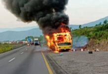 Autobús de turismo se incendia en la Puebla-Orizaba