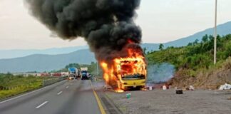Autobús de turismo se incendia en la Puebla-Orizaba