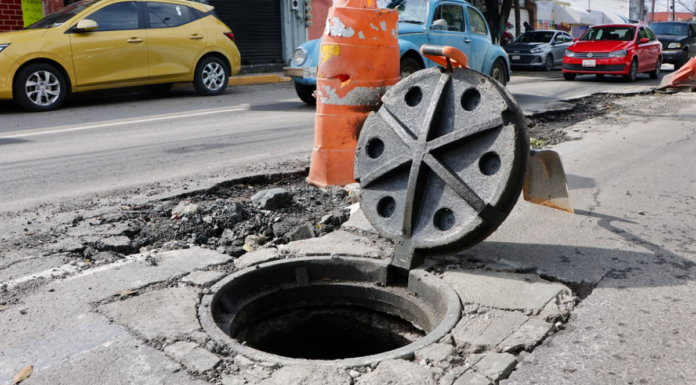 Realizan corrección temporal en daño por drenaje en Avenida Lafragua