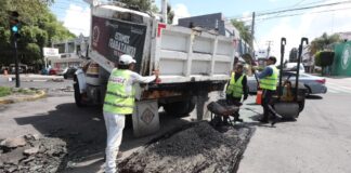 Pepe Chedraui refuerza bacheo en la colonia Carmen Huexotitla