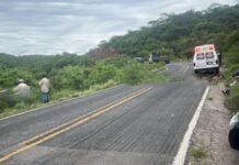 Auto cae a barranco en la México–Oaxaca; cuatro lesionados