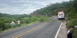 Auto cae a barranco en la México–Oaxaca; cuatro lesionados