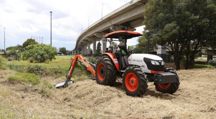 Dan mantenimiento accesos a Puebla con barrido mecánico y mantenimiento
