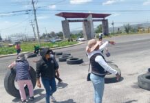 Cierran carretera en Acajete por venta ilegal de gas cerca de preescolar
