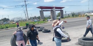 Cierran carretera en Acajete por venta ilegal de gas cerca de preescolar