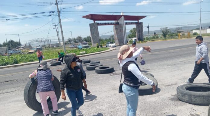 Cierran carretera en Acajete por venta ilegal de gas cerca de preescolar