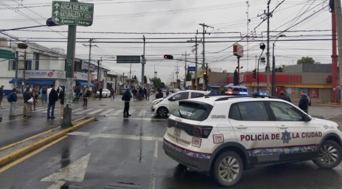 Vecinos cierran Circuito Juan Pablo II por mal servicio de Agua de Puebla