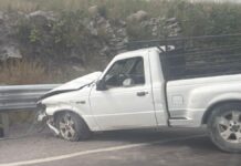 Carga de tráiler cae sobre camioneta en Periférico Ecológico