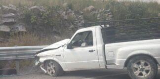 Carga de tráiler cae sobre camioneta en Periférico Ecológico