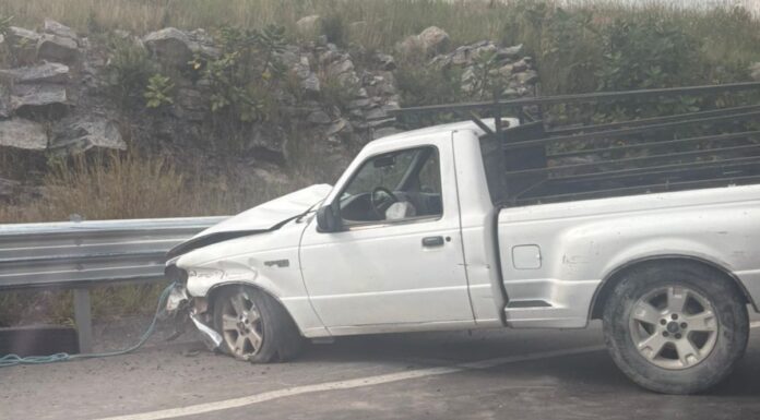 Carga de tráiler cae sobre camioneta en Periférico Ecológico