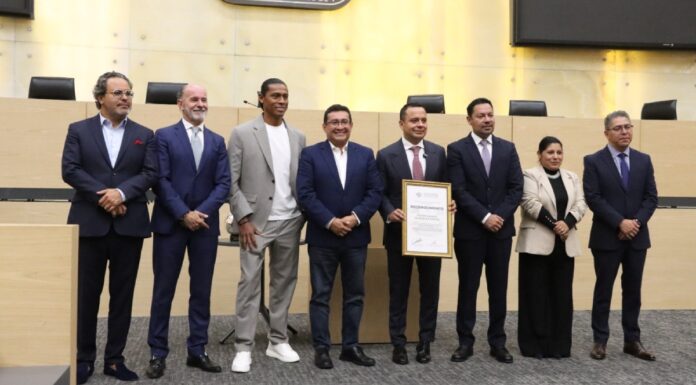 Reconocen en Congreso de Puebla al presidente del Club de Cruz Azul