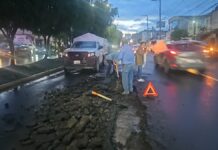 Colapsa drenaje sanitario en Avenida Lafragua tras lluvias