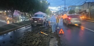 Colapsa drenaje sanitario en Avenida Lafragua tras lluvias