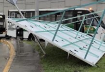Fuerte lluvia deja espectacular caído en Periférico Ecológico