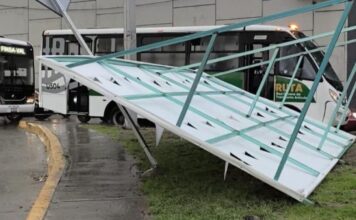 Fuerte lluvia deja espectacular caído en Periférico Ecológico
