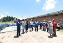 Bety Sánchez entrega dos geomembranas para cosecha de agua de lluvia