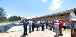 Bety Sánchez entrega dos geomembranas para cosecha de agua de lluvia