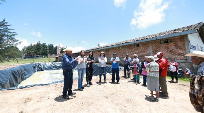 Bety Sánchez entrega dos geomembranas para cosecha de agua de lluvia