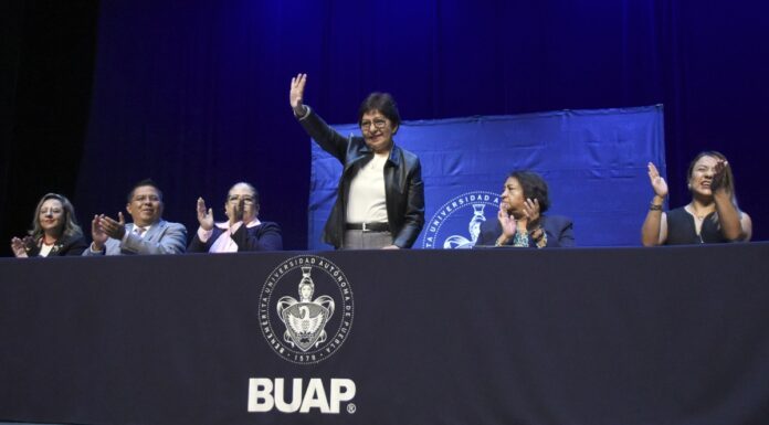 Lilia Cedillo preside graduación de la Licenciatura en Derecho