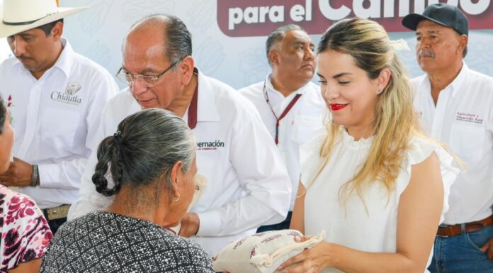 Entregan 5 mil 600 sacos de sorgo en la Mixteca poblana