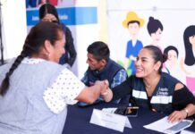 Lupita Cuautle acerca servicios a San Francisco Acatepec