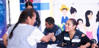 Lupita Cuautle acerca servicios a San Francisco Acatepec