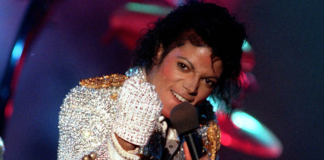 Subastan guantes de Michael Jackson por más de 113 mil euros en París