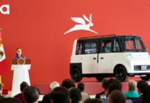 Claudia Sheinbaum presenta Olinia UNO, vehículo eléctrico hecho en México