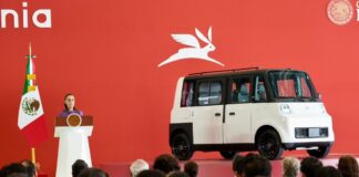 Claudia Sheinbaum presenta Olinia UNO, vehículo eléctrico hecho en México