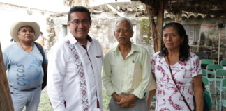 Pável Gaspar escucha necesidades de salud en la Mixteca