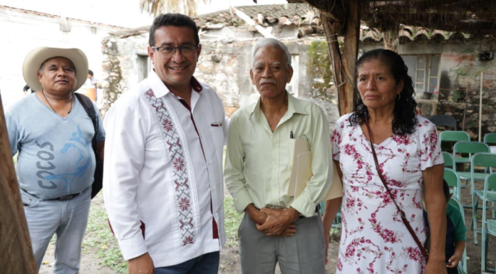 Pável Gaspar escucha necesidades de salud en la Mixteca