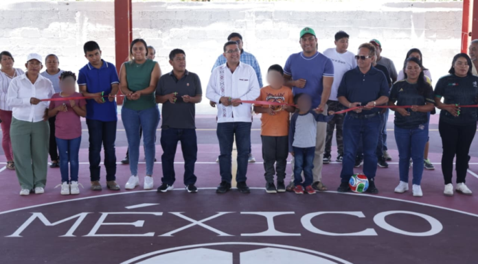 Pável Gaspar inaugura rehabilitación de cancha en Totoltepec