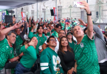 Pepe Chedraui convive con aficionados en el Zócalo