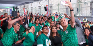 Pepe Chedraui convive con aficionados en el Zócalo