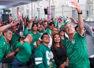 Pepe Chedraui convive con aficionados en el Zócalo