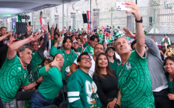 Pepe Chedraui convive con aficionados en el Zócalo