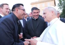 Sacerdote poblano Leonel Báez es recibido por el papa León XIV