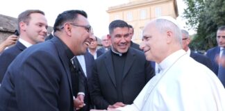Sacerdote poblano Leonel Báez es recibido por el papa León XIV