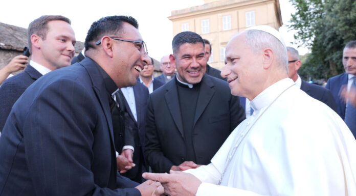 Sacerdote poblano Leonel Báez es recibido por el papa León XIV