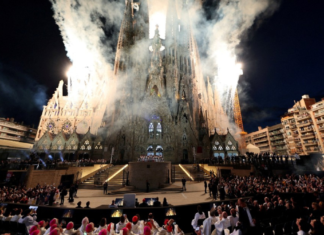 Papa León XIV bendice torre más alta de la Sagrada Familia