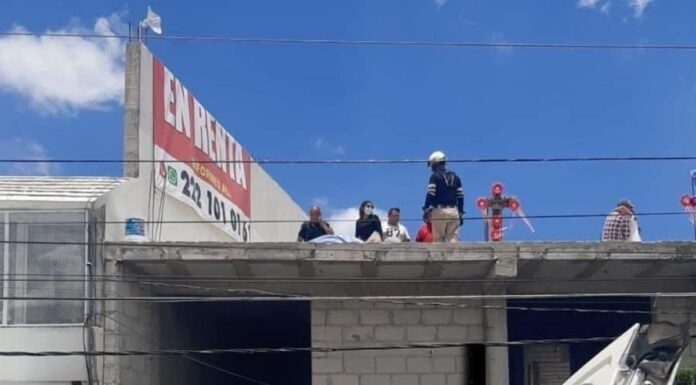 Trabajador muere electrocutado sobre vivienda en Tecamachalco