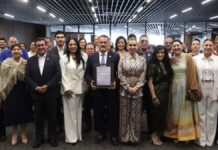 Unidad para la Igualdad de Género entrega reconocimiento al presidente de la Fundación Cáritas