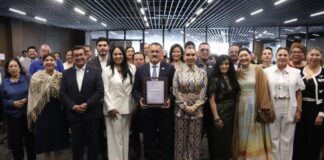 Unidad para la Igualdad de Género entrega reconocimiento al presidente de la Fundación Cáritas