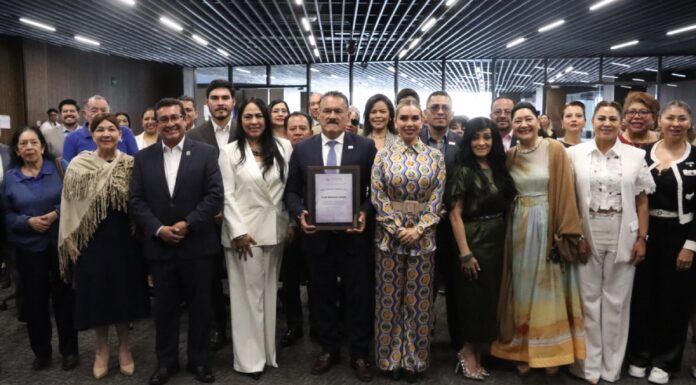 Unidad para la Igualdad de Género entrega reconocimiento al presidente de la Fundación Cáritas