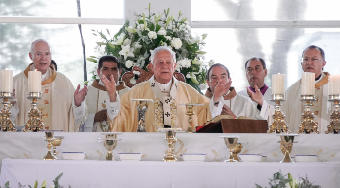 Arzobispo de Puebla celebra misa por su Jubileo de Oro